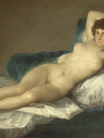 jeune femme nue sur un lit les bras croisés derrière sa tête