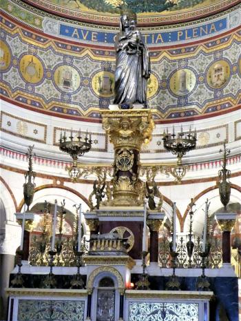 maître-autel d'une église avec une Vierge à l'Enfant
