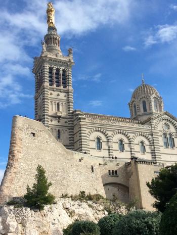 église sur un piton rocheux