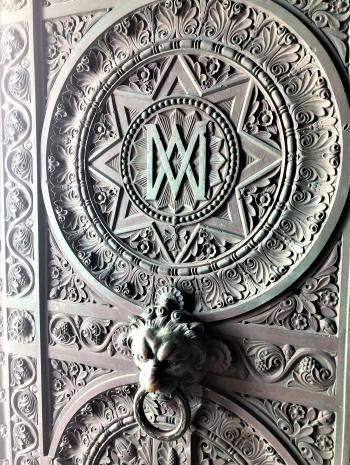 porte en bronze avec monogramme