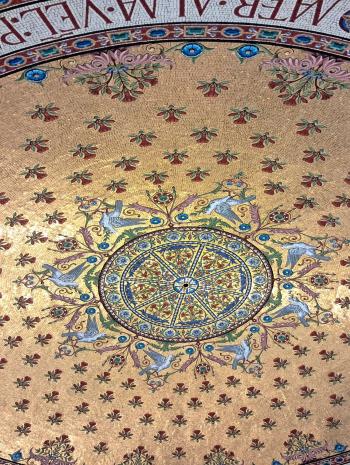 coupole avec une mosaïque en or, fleurs 