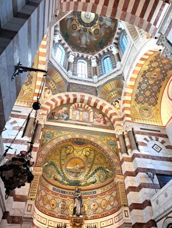 transept d'une basilique décorée de mosaïque