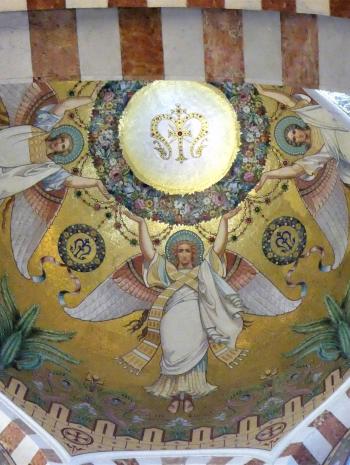 anges soutenant le monogramme de la Vierge 