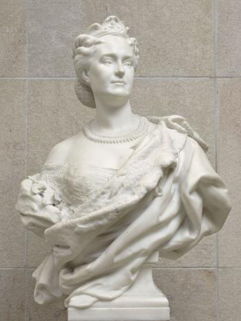 femme en buste avec un diadème