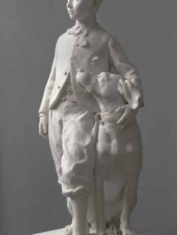 un garçon debout avec son chien