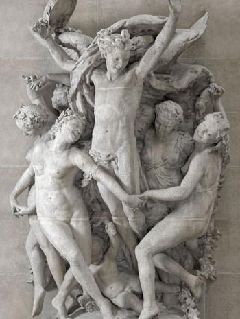 groupe sculpté avec un jeune homme tenant un tambourin entouré de jeunes femmes à demi-nues