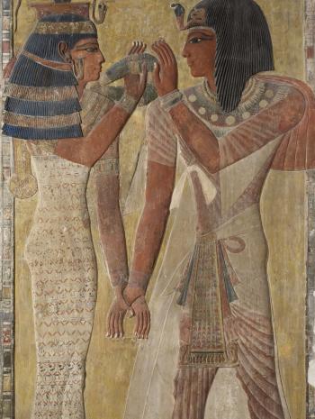 une déesse et un roi égyptien se font face