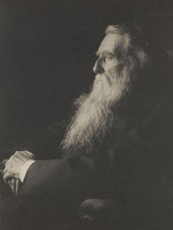 portrait d'un vieil homme avec ne longue barbe de profil 