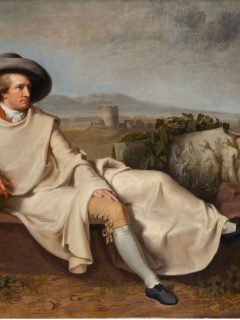 un homme en manteau blanc et un chapeau près de rines romaines