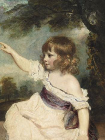 portrait d'un enfant en robe blanche