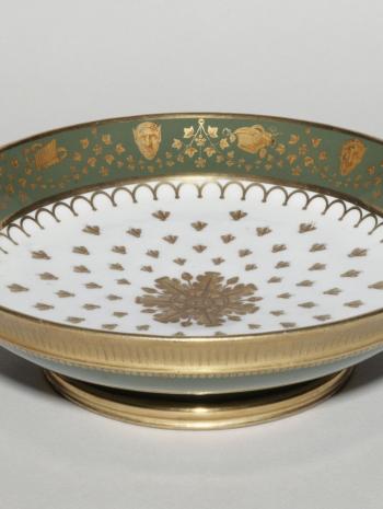 plat en porcelaine avec une bordure verte