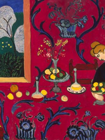 femme à une table sur fond rouge