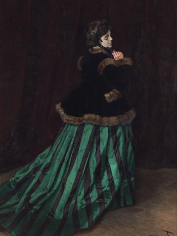 femme de dos en robe verte à rayures et pelisse
