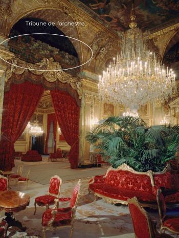 salon avec un rideau rouge