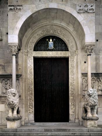 Porche de la façadeCathédrale de Modène