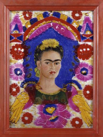 portrait de femme entourée de fleurs