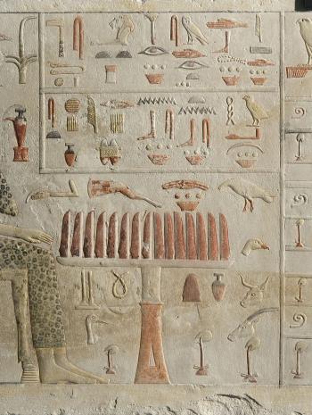 stèle funéraire égyptienne avec une femme de profil et des hiéroglyphes