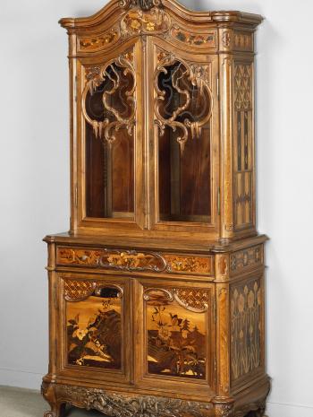 Meuble vitrine décoré de marqueterie