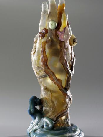 Main en cristal décoré d'algues et de coquillages