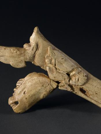 Fragment de propulseur sculpté et gravé de trois têtes de chevaux à trois âges différents