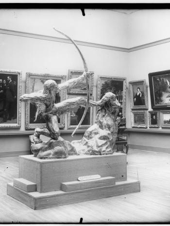 Photographie d’Héraklès archer exposé au musée du Luxembourg en 1909. 1909, photographie, 18 × 24 cm. Paris, Agence photo RMN – Grand Palais, fonds Druet-Vizzavona (DRUETC53649)