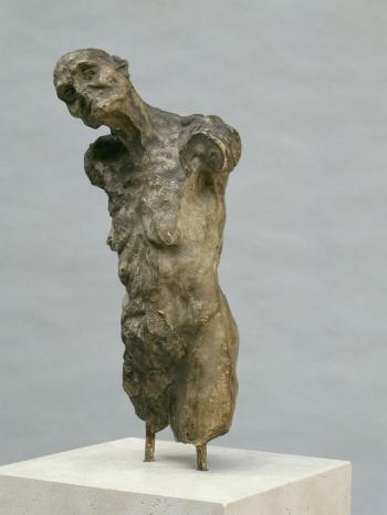 Camille Claudel (1864-1943), Torse de Clotho. Vers 1893, sculpture (plâtre, gypse, pierre), 44,5 × 25 × 14 cm. Paris, musée d’Orsay
