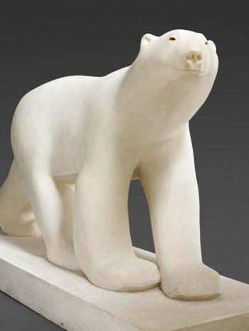 François Pompon (1855-1933), Ours blanc (vue de trois quarts droit). 1928-1929 (œuvre originale en plâtre présentée au Salon d’automne de 1922), 163 × 251 × 90 cm, sculpture (calcaire). Paris, musée d’Orsay (no inv. RF 3269)