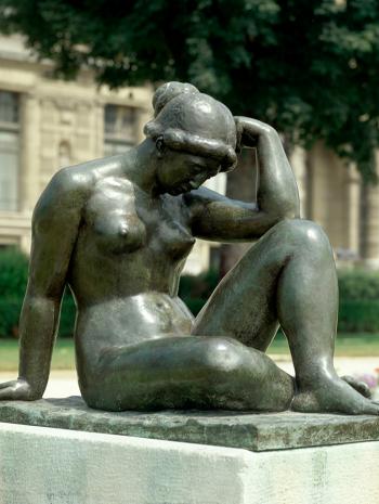 Aristide Maillol (1861-1944), Méditerranée (dit aussi La Pensée). 1905, sculpture (bronze ; fondeur : Alexandre Rudier), 110,5 × 116 × 78 cm. Paris, jardin des Tuileries (no inv. FNAC9487)