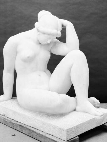 Aristide Maillol (1861-1944), Méditerranée (dit aussi La Pensée ; vue de trois quarts avant gauche). Entre 1923 et 1927, sculpture (marbre blanc), 110,5 × 117,5 × 68,5 cm. Paris, musée d’Orsay (no inv. RF 3248)