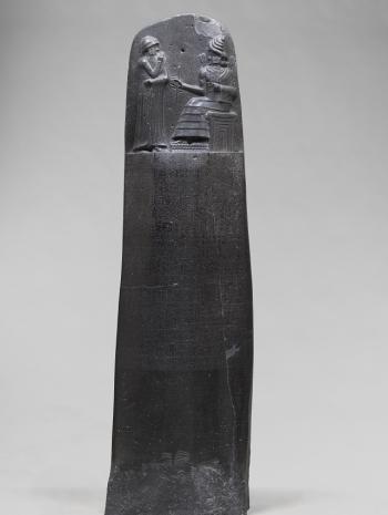 Code de Hammurabi, roi de Babylone. Provient de Suse, en Iran. Vers 1792-1750 av. J.-C., sculpture (basalte), 225 × 79 × 47 cm. Paris, musée du Louvre (Sb 8)
