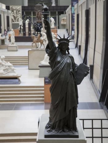 Frédéric Auguste Bartholdi (1834-1904), La Liberté éclairant le monde (Statue de la Liberté). Réplique du musée d’Orsay. Vers 1889, sculpture (bronze), 287 × 105 × 75 cm. Paris, musée d’Orsay