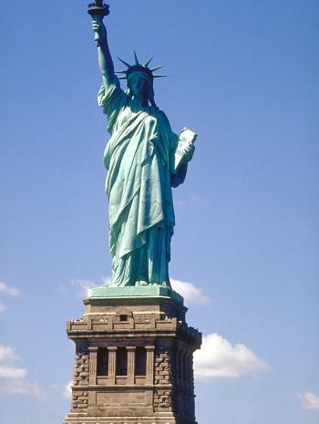 Frédéric Auguste Bartholdi (1834-1904), La Liberté éclairant le monde (Statue de la Liberté). 1886, sculpture (fer, cuivre). États-Unis d’Amérique, New York, Liberty Island