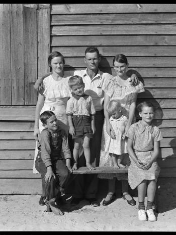 Walker Evans (1903-1975), La Famille Burroughs, Hale County, Alabama. 1936, photographie (négatif), 20,32 × 25,4 cm. États-Unis d’Amérique, New York, The Metropolitan Museum of Art (Walker Evans Archive, 1994, 1994.258.395)