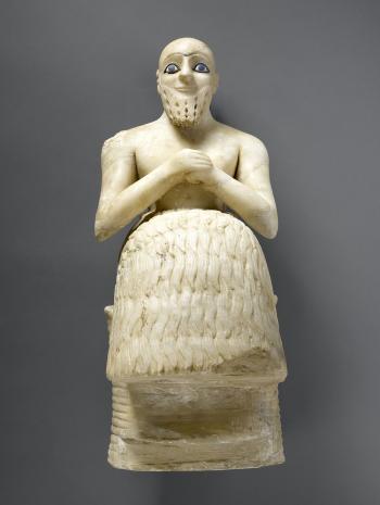 Ebih-Il. Provient du temple d’Ishtar, à Mari (Syrie). Vers 2400-2250 av. J.-C., sculpture (albâtre, lapis-lazuli, coquille, bitume), 52,5 × 20,6 × 30 cm. Paris, musée du Louvre (AO 17551)
