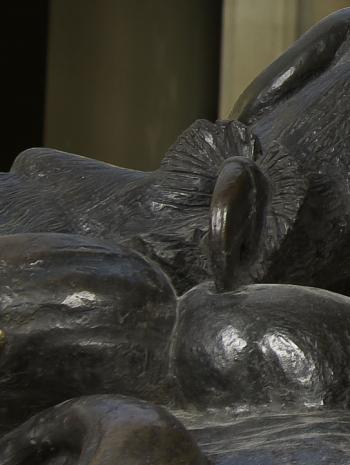 Antoine Louis Barye (1795-1875), Lion au serpent (Lion des Tuileries). Détail de la patte du lion et de la signature du sculpteur. Provient du jardin des Tuileries, à Paris. 1836, sculpture (bronze), 135 × 178 × 96 cm. Paris, musée du Louvre