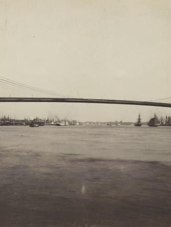 Photographie en noir et blanc du pont de Brooklyn à New York