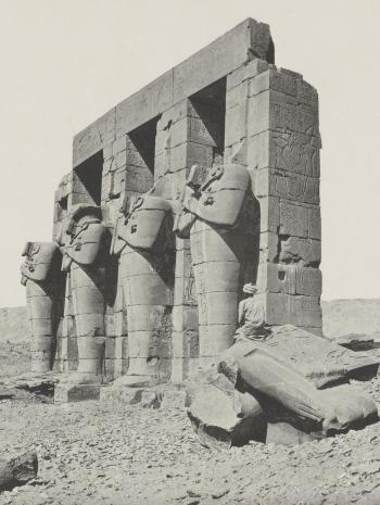 Émile Béchard (actif de 1870 à 1880), Les Colosses brisés, Ramesseum. 1887, collotypie (épreuve photomécanique), 28,7 × 37,5 cm. Paris, musée d’Orsay (PHO 1986 139 100)