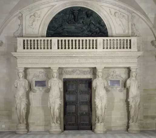 Cette salle est le fruit d’une collaboration entre un architecte Pierre Lescot et un sculpteur Jean Goujon