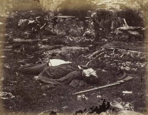 Alexander Gardner, A Sharpshooter’s last sleep, Gettysburg, Pennsylvania (Le dernier sommeil d'un tireur d'élite, Gettysburg, Pennsylvanie), épreuve sur papier albuminé, 1863