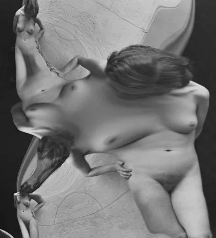 photographiant deux modèles dans le reflet d’un miroir déformant