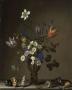 Fleurs dans une coupe en verre, coquillages, papillons et sauterelle