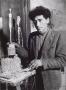 Giacometti travaillant sur une statuette en plâtre