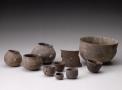 Ensemble de céramiques provenant de divers monuments mégalithiques d’Armorique, avec un fragment décoré d’un vase-support chasséen
