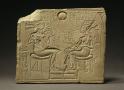 Akhénaton, Néfertiti et trois de leurs filles sous le soleil radiant