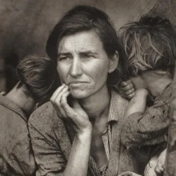 Photo noir et blanc d'une mère au visage marqué par l'inquiétude, la main portée à son menton, entourée de ses deux enfants blottis contre elle — image emblématique de la Grande Dépression connue sous le nom de "Migrant Mother".
