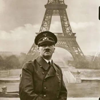 Photo noir et blanc d'Hitler en uniforme, posant devant la tour Eiffel lors de sa visite à Paris en juin 1940.