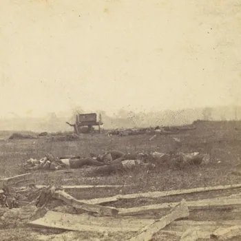 Champ de bataille jonché de corps pendant la guerre de Sécession