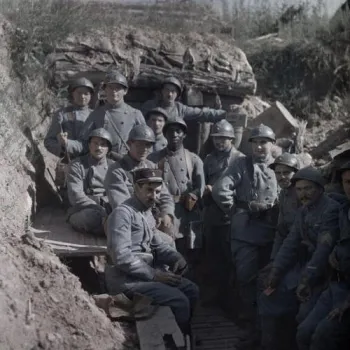 Groupe de soldats français posant dans une tranchée pendant la Première Guerre mondiale.
