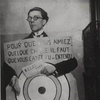 Homme en lunettes tenant une cible et une pancarte manuscrite, portrait dadaïste.