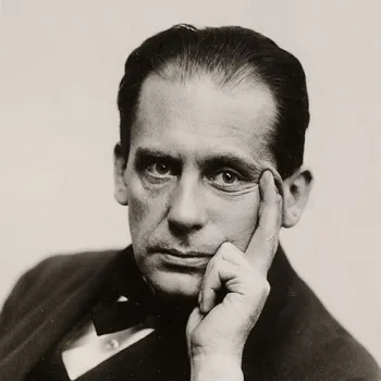 Portrait photographique en noir et blanc d'un homme, tête posée sur la main. Walter Gropius